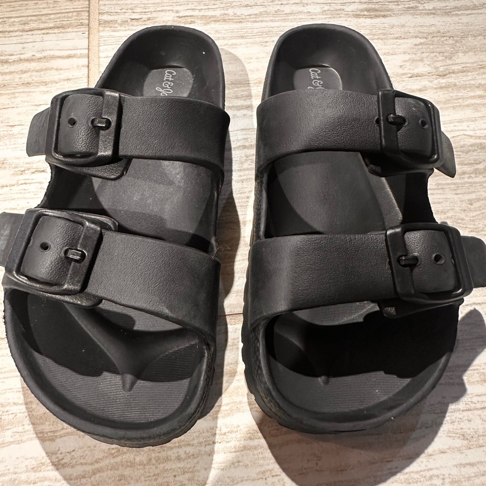Kids Cat & Jack slip on sandals
Size 13